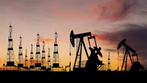 Giá dầu tăng 3% khi bão mùa đông làm gián đoạn sản xuất tại Mỹ