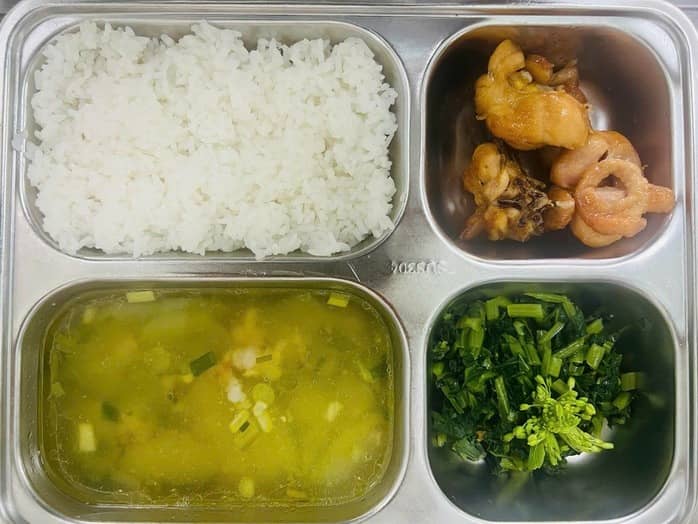 Nhà trường lên tiếng vụ phụ huynh đăng đàn bảo suất ăn bán trú "thảm", học sinh "đói"
