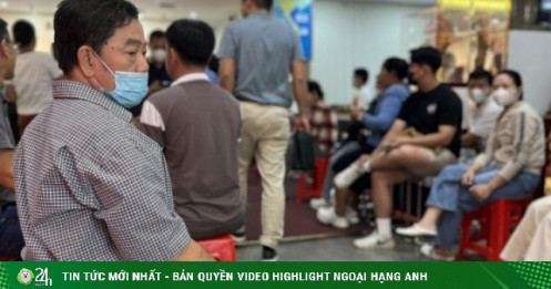 Xếp hàng chờ mua bạc 'trên giấy'