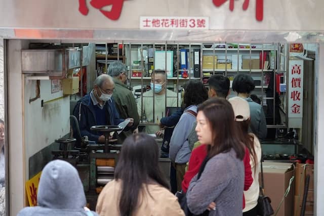 Người Trung Quốc xếp hàng dài mua vàng khi giá lập đỉnh lịch sử
