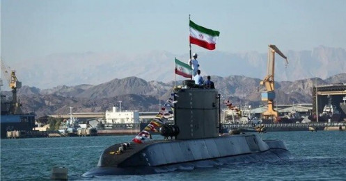 Iran tiết lộ “vũ khí bí mật” dưới đáy biển, cảnh báo tàu sân bay Mỹ