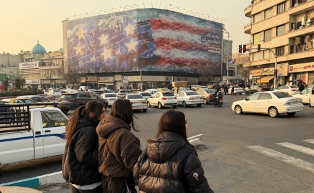 Iran âm thầm chuẩn bị khi hạm đội Mỹ tiến gần