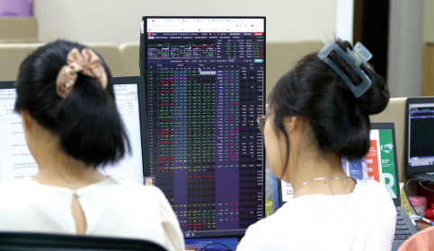 Dòng tiền sẽ đi đâu khi VN-Index có 'điểm tựa' 1.800?