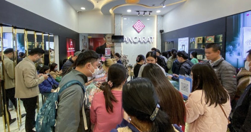 Bạc ở Việt Nam không khan hiếm, vì sao người dân phải xếp hàng mua bằng giấy hẹn?