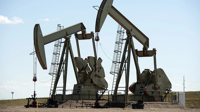 Giá dầu giảm 5% khi căng thẳng Mỹ-Iran hạ nhiệt
