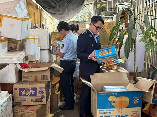 Đà Nẵng: Phát hiện nhiều cơ sở cất giấu thực phẩm kém chất lượng để bán Tết