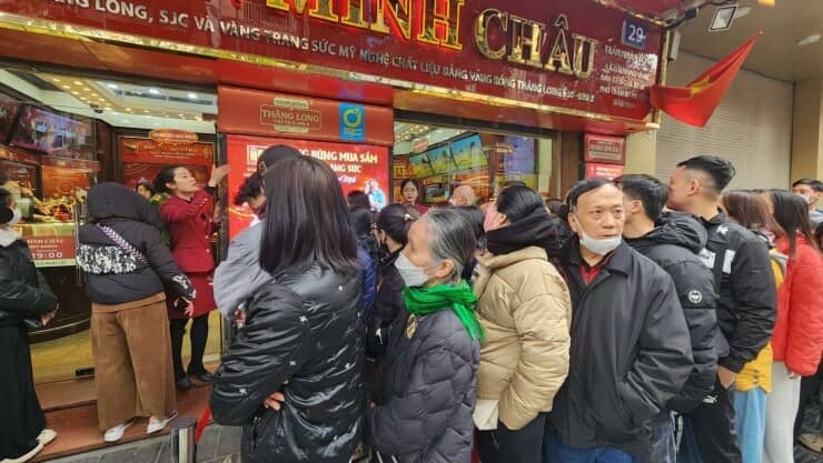 Giá vàng hôm nay mới nhất (3/2) tăng "sốc" 9 triệu/lượng: Người mua xếp hàng từ tờ mờ sáng, nhà vàng dừng nhận khách