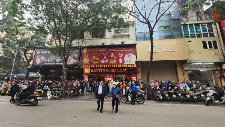 Giá vàng hôm nay mới nhất (3/2) tăng "sốc" 9 triệu/lượng: Người mua xếp hàng từ tờ mờ sáng, nhà vàng dừng nhận khách