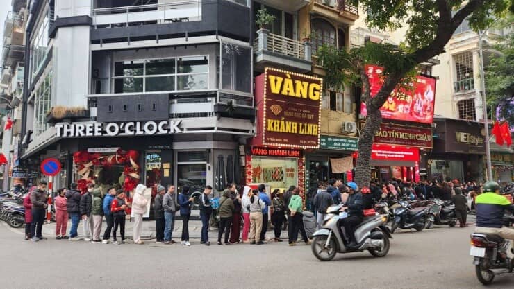 Giá vàng hôm nay mới nhất (3/2) tăng "sốc" 9 triệu/lượng: Người mua xếp hàng từ tờ mờ sáng, nhà vàng dừng nhận khách
