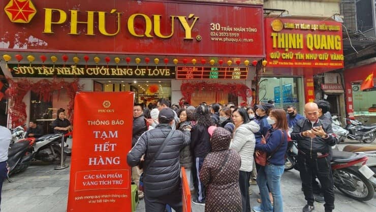 Giá vàng hôm nay mới nhất (3/2) tăng "sốc" 9 triệu/lượng: Người mua xếp hàng từ tờ mờ sáng, nhà vàng dừng nhận khách