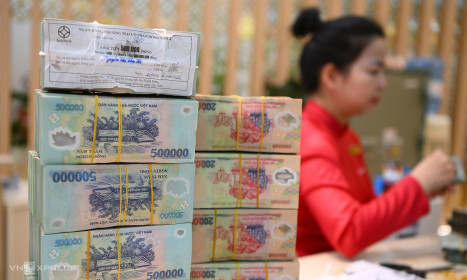Lãi suất liên ngân hàng vọt lên 17%
