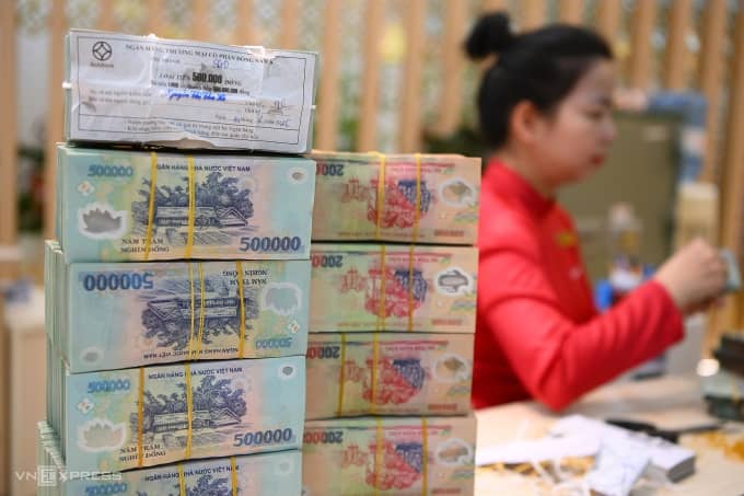 Lãi suất liên ngân hàng vọt lên 17%