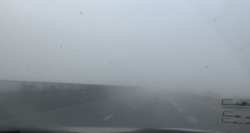 Cấm cao tốc vì sương mù, không khí Hà Nội ô nhiễm nặng