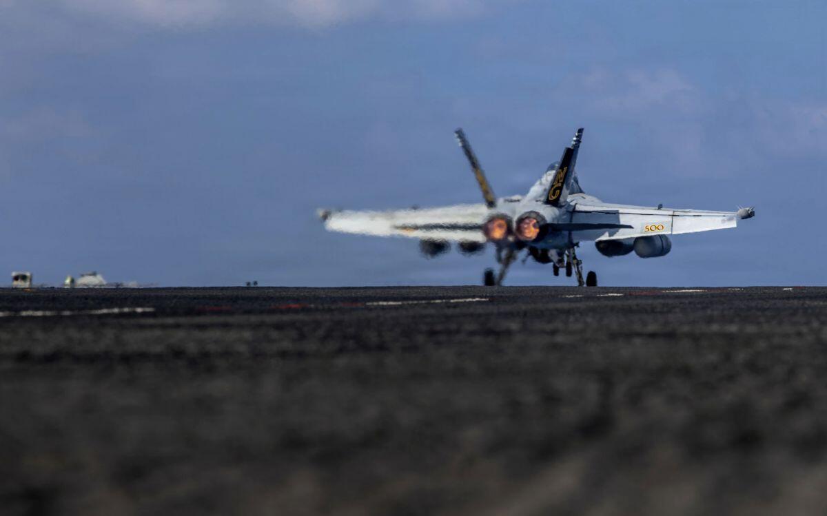 Mỹ bắn hạ máy bay không người lái Iran tiếp cận tàu sân bay