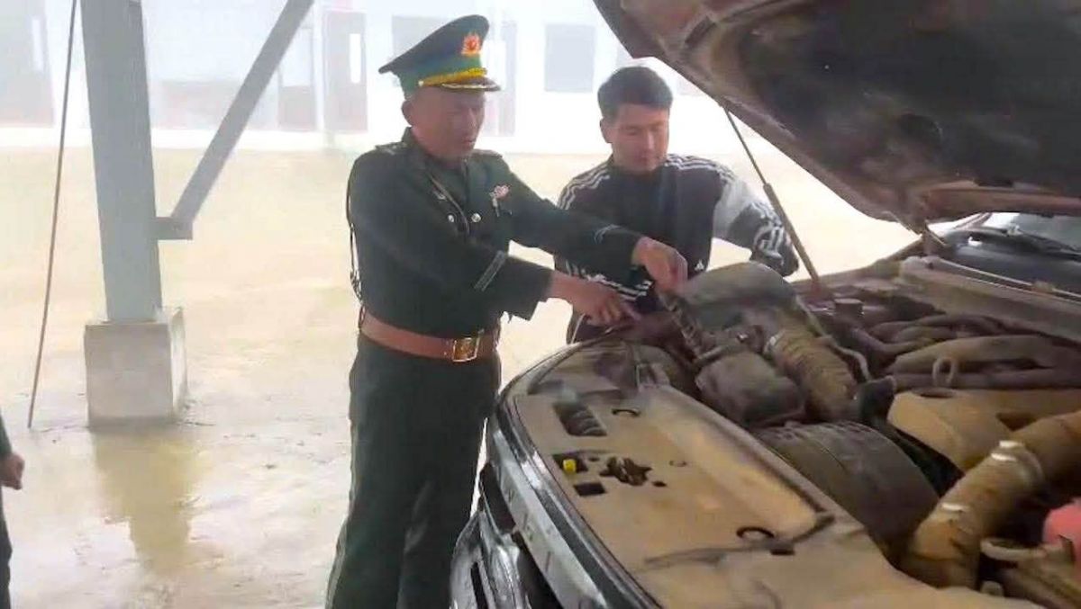 Giấu 7 cây vàng trong khoang động cơ ô tô để đưa qua biên giới Nghệ An