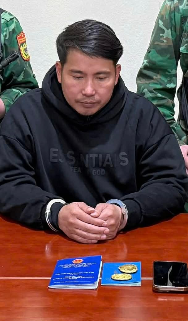 Giấu 7 cây vàng trong khoang động cơ ô tô để đưa qua biên giới Nghệ An