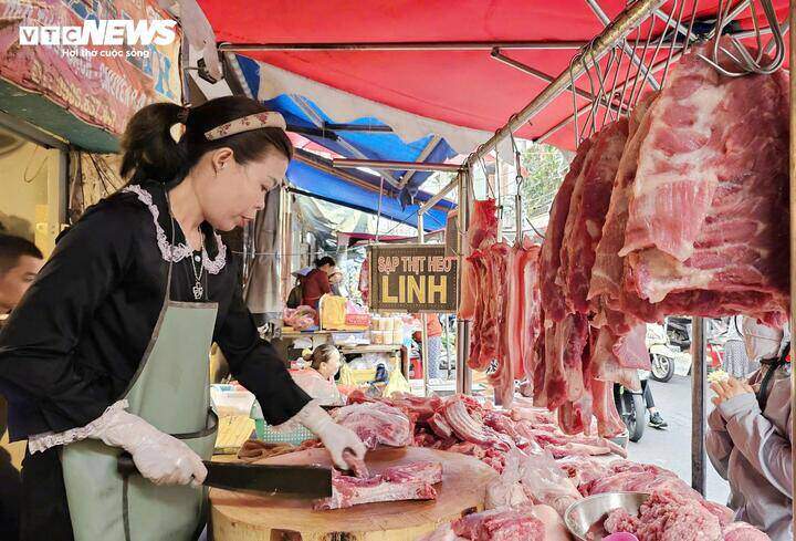 Chưa kịp sắm Tết, bà nội trợ đã ‘đau đầu’ vì giá thịt, trứng