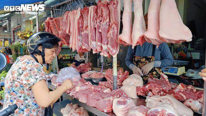 Chưa kịp sắm Tết, bà nội trợ đã ‘đau đầu’ vì giá thịt, trứng