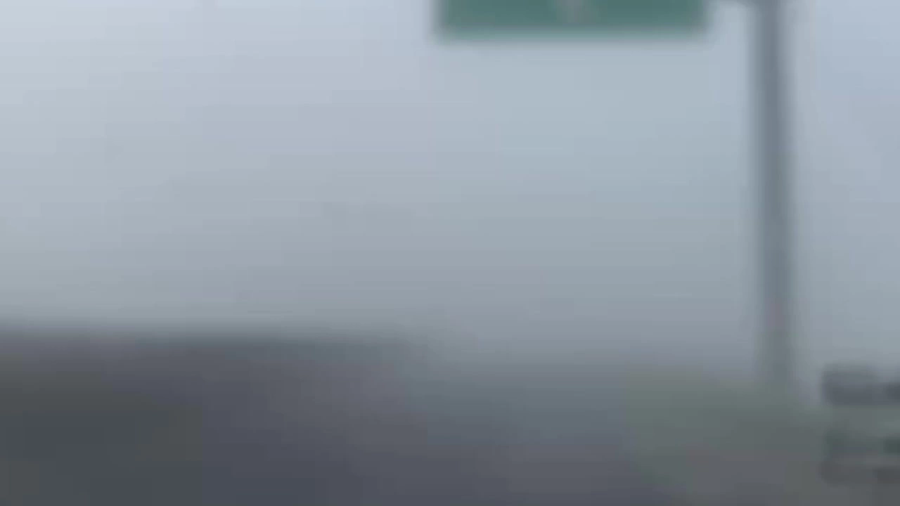 Cấm cao tốc vì sương mù, không khí Hà Nội ô nhiễm nặng