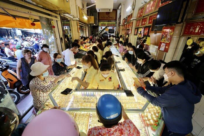 Giá vàng biến động mạnh, xuất hiện tình trạng "mua vàng trên giấy" ở TPHCM