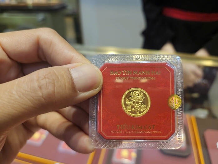 Giá vàng biến động mạnh, xuất hiện tình trạng "mua vàng trên giấy" ở TPHCM