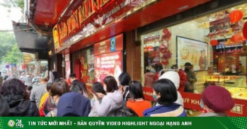 Giá vàng hôm nay mới nhất (5/2) giảm sốc: Nhà vàng "xả hàng", người mua vẫn xếp hàng dài