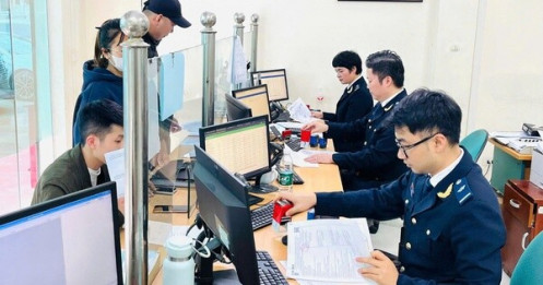 Hàng hóa ùn tắc nhanh chóng thông quan