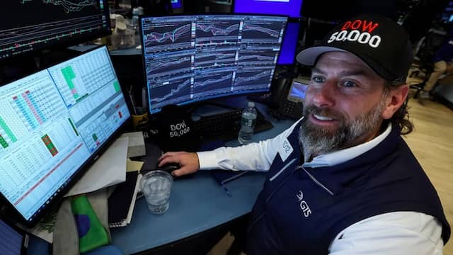 Dow Jones bứt phá hơn 1,200 điểm, lần đầu vượt mốc 50,000 điểm