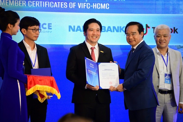 Vừa ra mắt Trung tâm tài chính quốc tế, ngân hàng đầu tiên bắt tay với loạt tổ chức nước ngoài