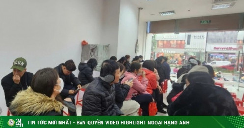Giá vàng hôm nay mới nhất (11/2) diễn biến "lạ": Người mua lại xếp hàng, nhà vàng vẫn bán "trên giấy"