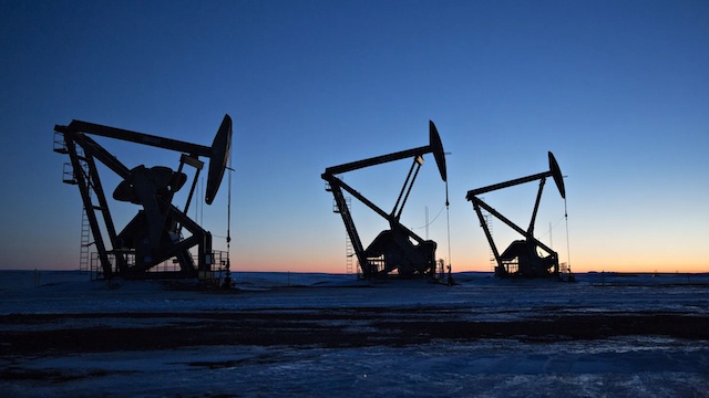 Dầu Brent tăng hơn 1% lên sát mốc 70 USD/thùng
