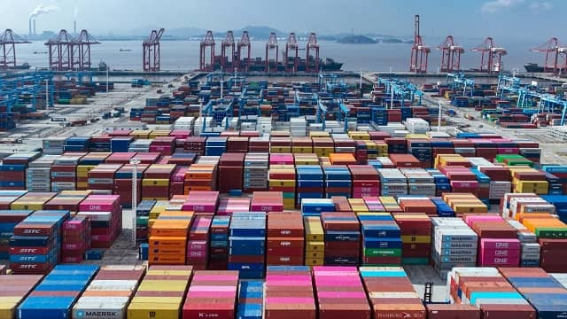 Một năm sau thuế quan Trump, nhà máy và cảng Trung Quốc vẫn rất sôi động