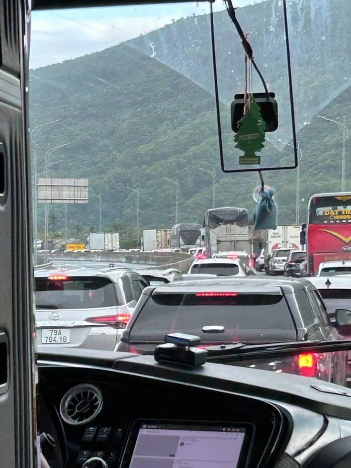 Ùn tắc kéo dài tại khu vực Đèo Cả