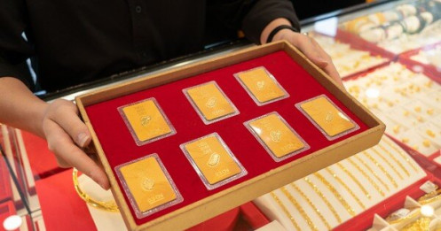 Sáng 12-2, giá vàng miếng SJC trên thị trường tự do thấp hơn trong ngân hàng, công ty vàng