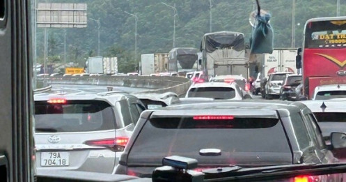 Ùn tắc kéo dài tại khu vực Đèo Cả