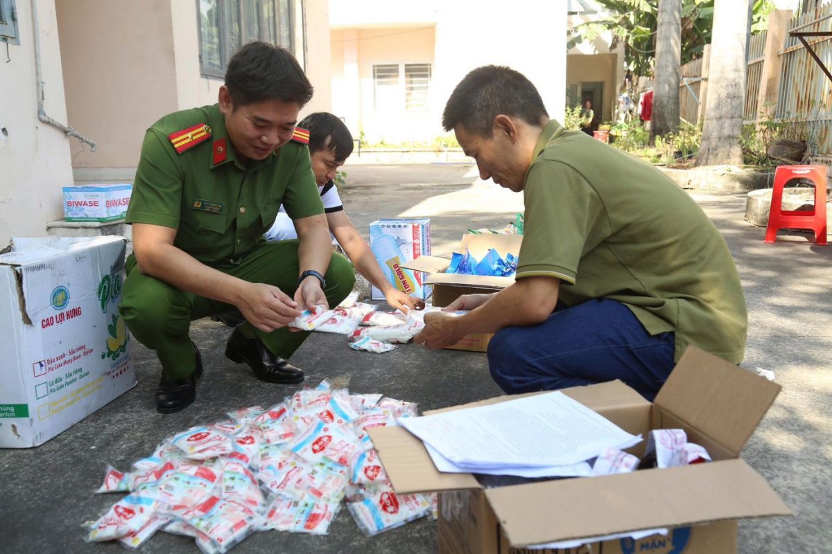 Hàng tấn nước mắm, bột ngọt, hạt nêm kém chất lượng suýt lọt ra thị trường bán Tết