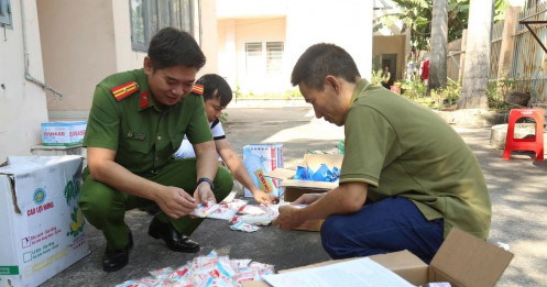 Hàng tấn nước mắm, bột ngọt, hạt nêm kém chất lượng suýt lọt ra thị trường bán Tết