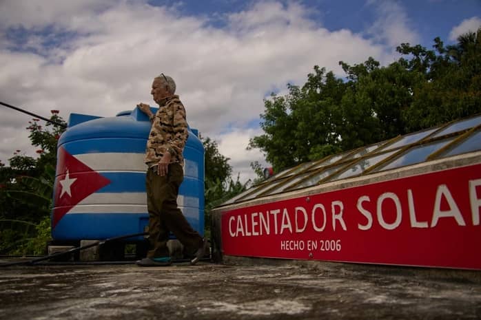 Tàu hải quân Mexico chở hàng trăm tấn hàng viện trợ đến Cuba