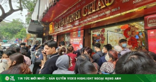 Giá vàng hôm nay mới nhất (13/2) giảm sâu: Người mua xếp hàng kín vỉa hè, nhà vàng vẫn bán "trên giấy"