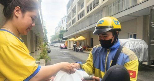 Tài xế xe công nghệ "đếm tiền mỏi tay" những ngày cận Tết