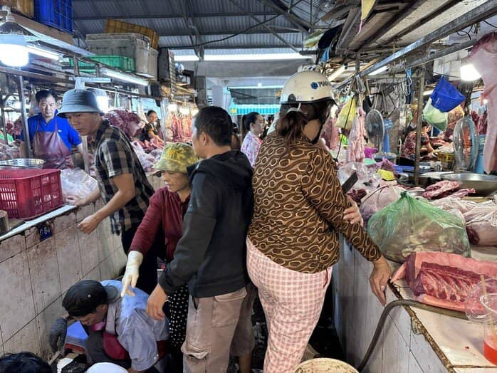 Giá thịt heo bật tăng lên 300.000 đồng/kg