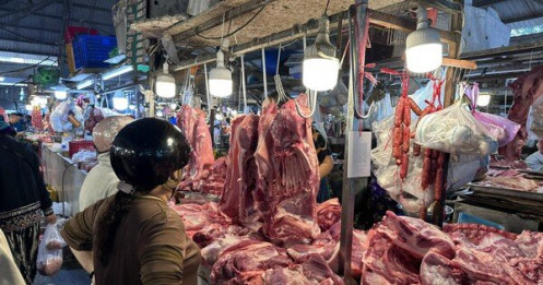 Giá thịt heo bật tăng lên 300.000 đồng/kg