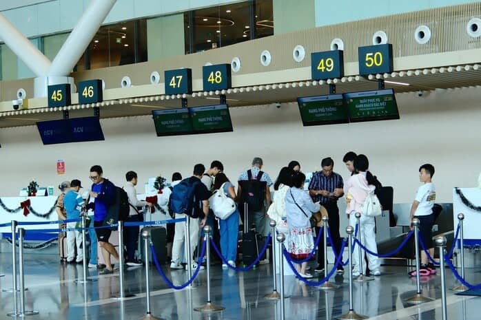 Giá vé máy bay từ TPHCM đi Hà Nội mùng 1 Tết bất ngờ giảm sâu