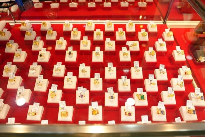 Tối mùng 1 Tết, giá vàng giảm rất mạnh