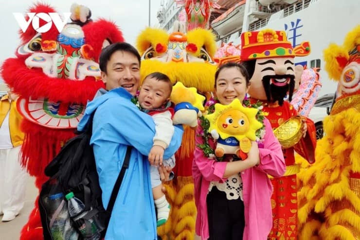 Quảng Ninh đón 2.300 khách du lịch quốc tế "xông đất" đầu năm