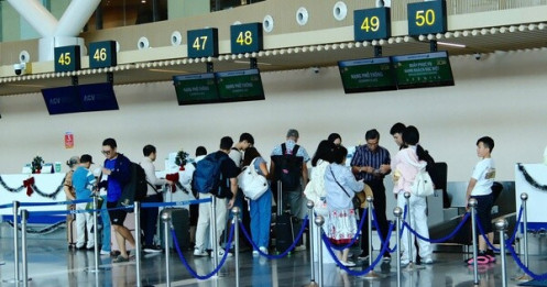 Giá vé máy bay từ TPHCM đi Hà Nội mùng 1 Tết bất ngờ giảm sâu