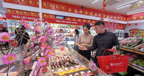Người dân 'đổi vị' mua sắm ngày mùng 2 Tết