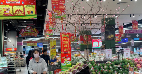 Mùng 2 Tết: Siêu thị ngập rau thịt, khách vắng tanh vắng ngắt