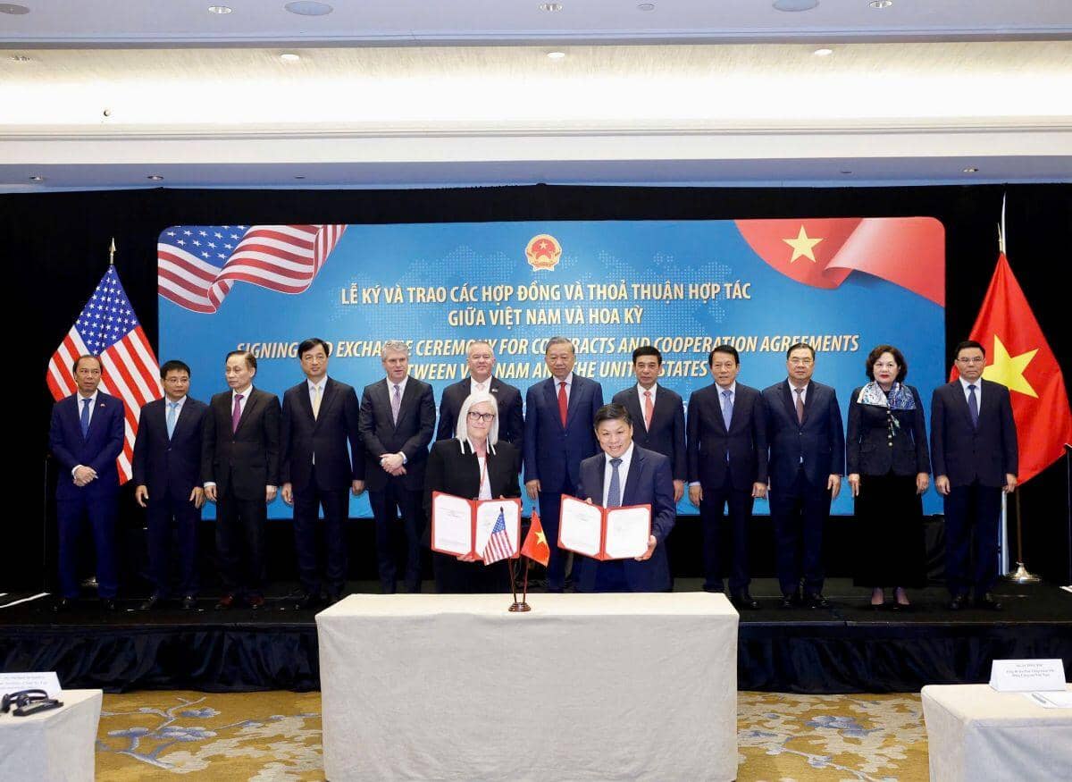 Tổng Bí thư chứng kiến lễ ký và trao các hợp đồng, thỏa thuận hợp tác của Việt Nam và Mỹ