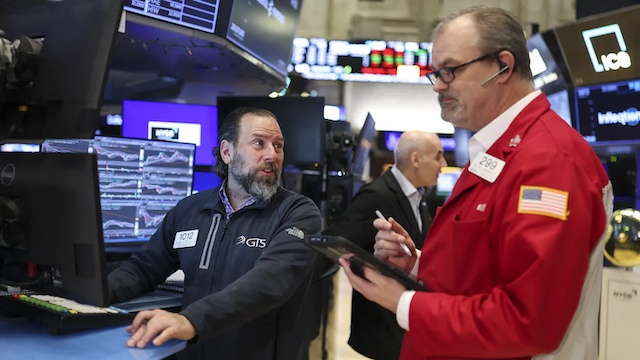 Dow Jones giảm gần 300 điểm